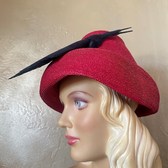 OUTSTANDING DESIGNER 1940s\' ROSE RED STRAW HAT WITH NAVY FEATHER \